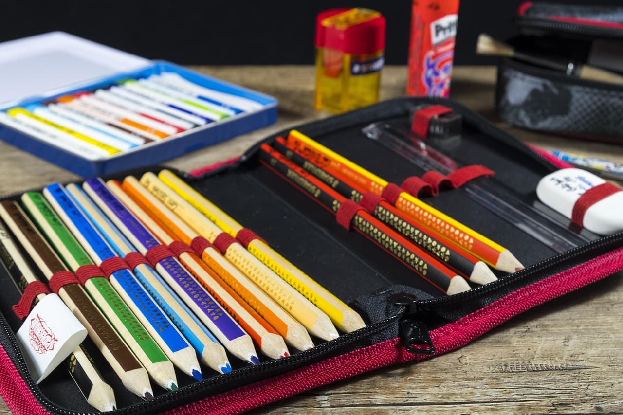 Élèves recevant des fournitures scolaires